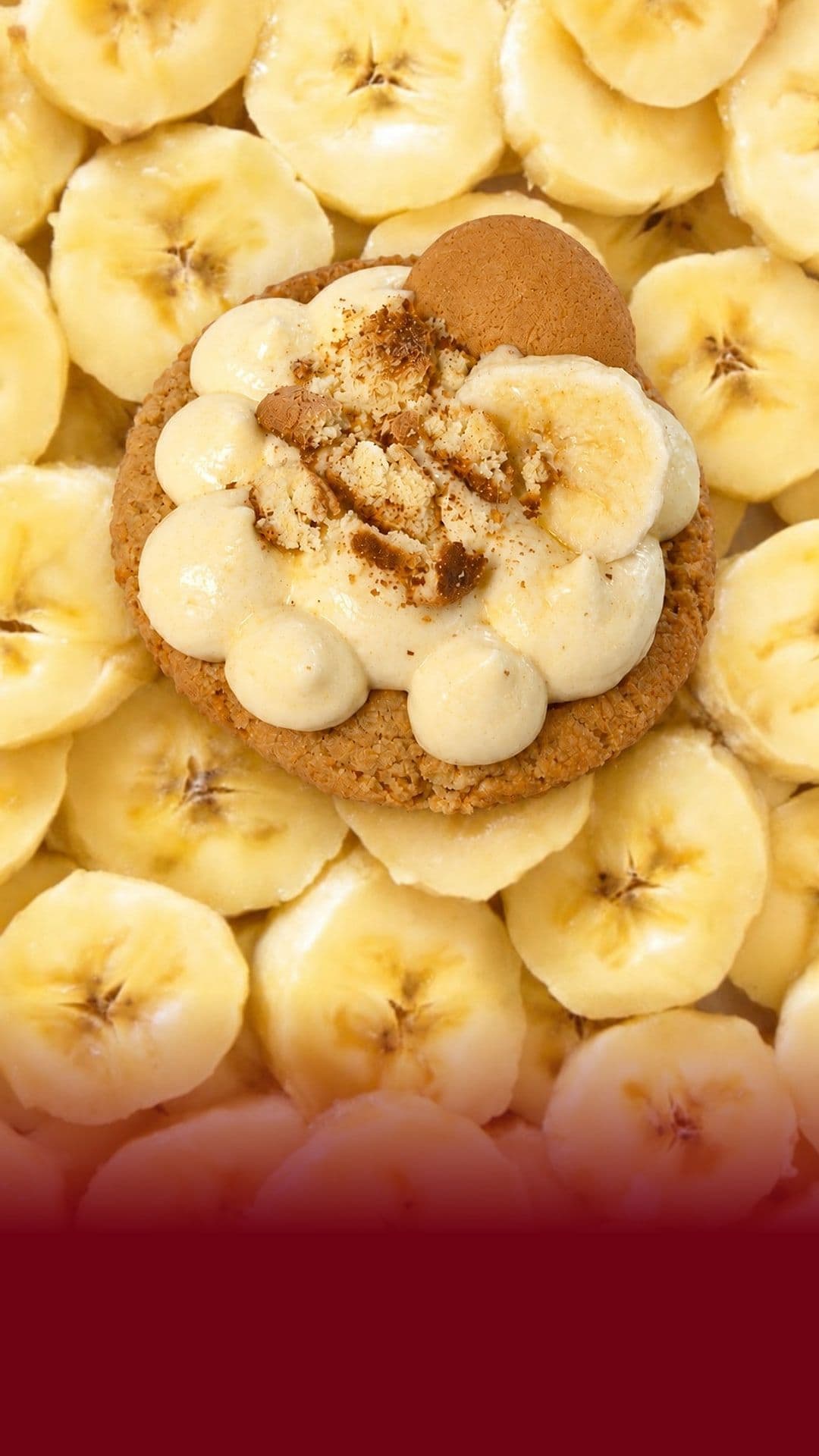 Crumble cookie met banaan en vanillecrème op plakjes banaan