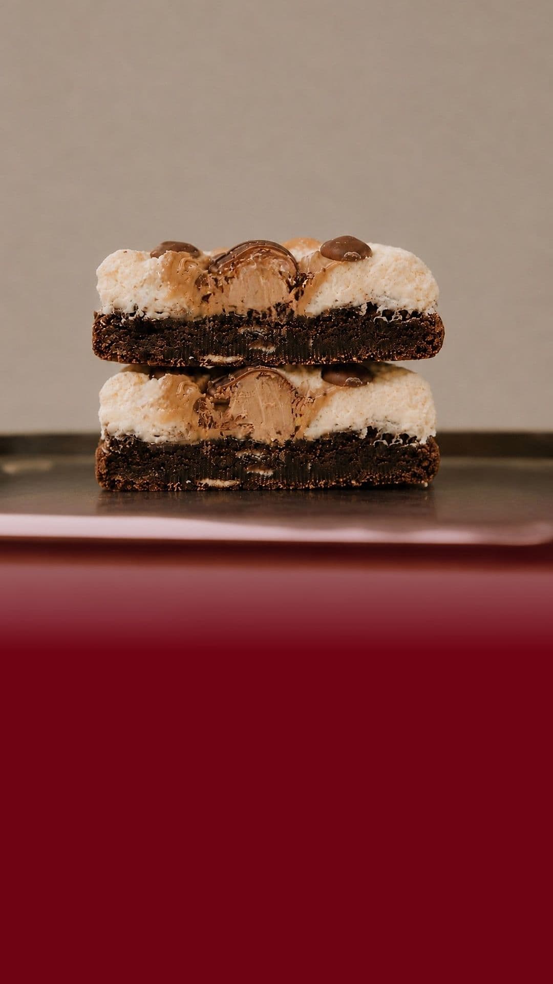 Twee doorgesneden Brownie Kinder Bueno cookies van Lá Sweet op elkaar