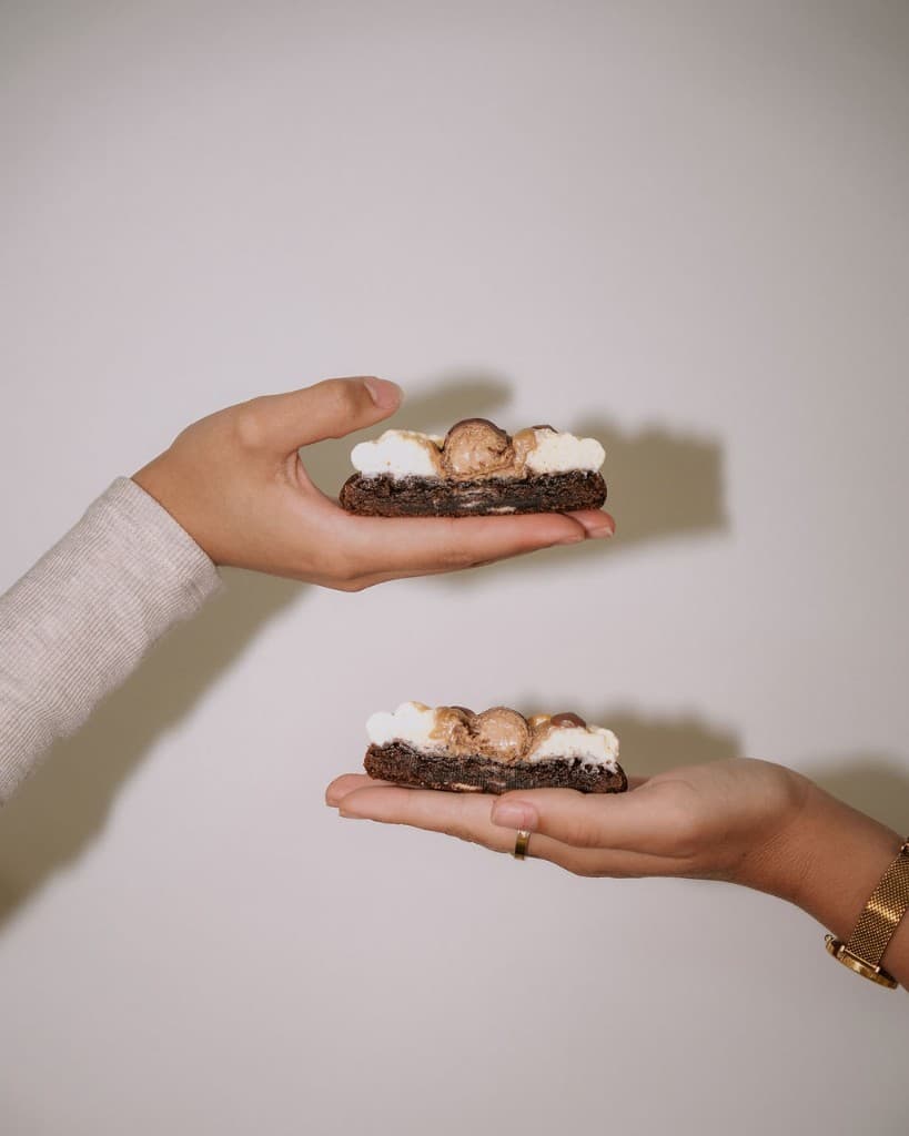 Brownie Kinder Bueno cookie helften van Lá Sweet