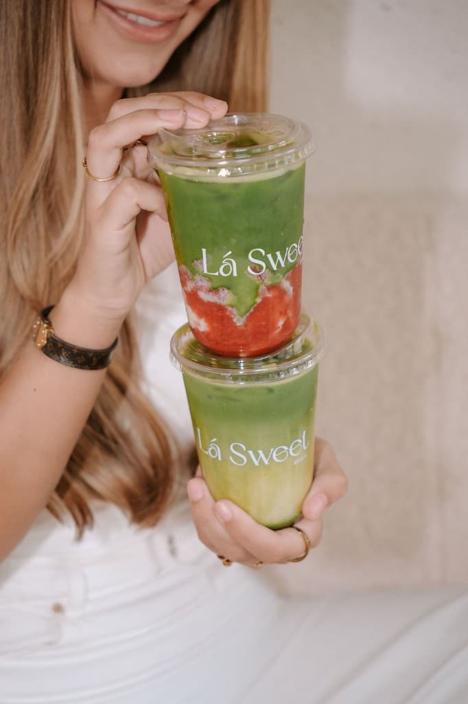 Iced matcha bekers met een lach erop van Lá Sweet