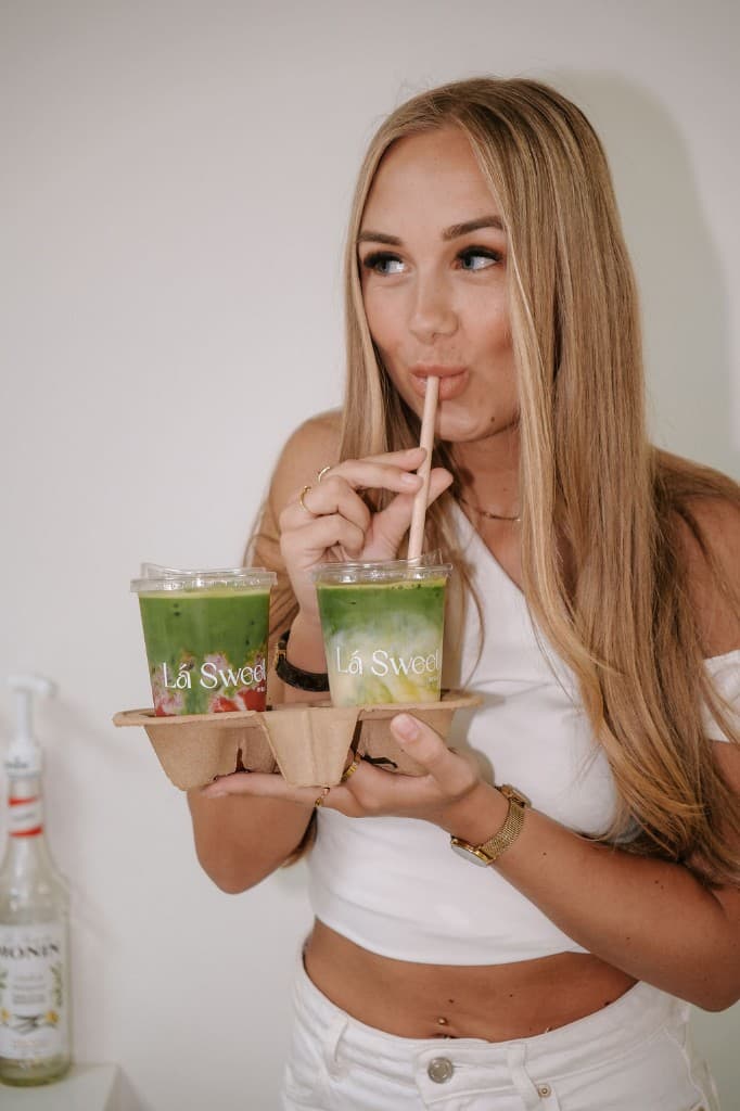 Ela met twee iced matcha's in een cupholder