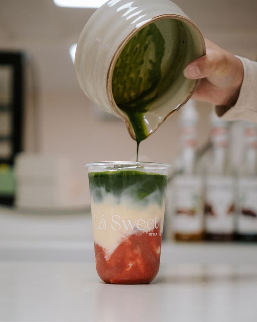 Strawberry matcha van Lá Sweet wordt over aardbei en melk geschonken in Enschede